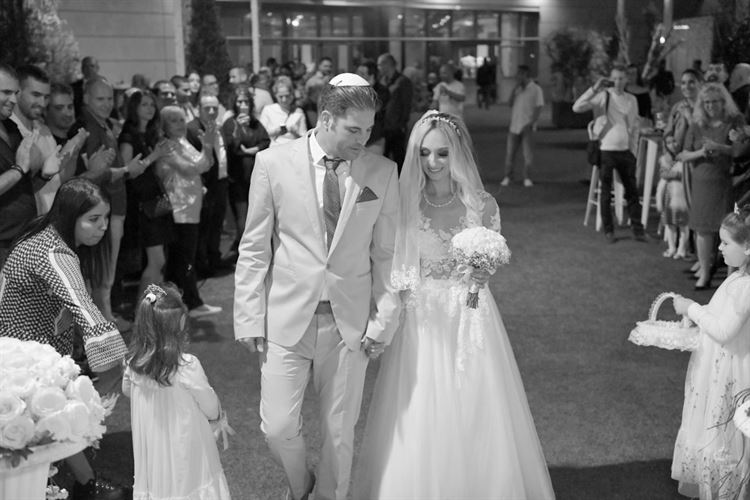 במרחק נגיעה מהשמיים: הצעה לאור זריחה 11