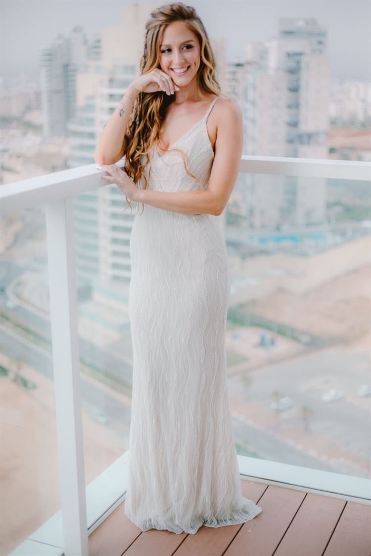 שמלת כלה קלילה ויפיפיה בעיצובה של לימור רוזן, אלבום החתונה של קאי הנובר ובוריס וקסמן (צילום: רן שיינברגר) 