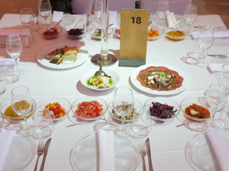 לא רק הקולינריה: יצאנו לפצח את סוד ההצלחה של "נסיה" 20