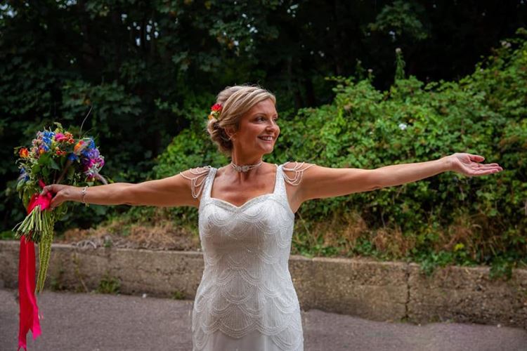 הסבתא שמתכננת ללבוש את שמלת הכלה שלה במשך שנה 4