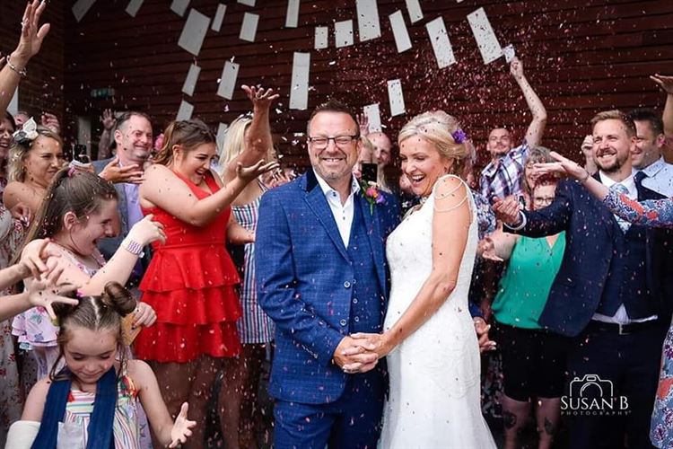 הסבתא שמתכננת ללבוש את שמלת הכלה שלה במשך שנה 5