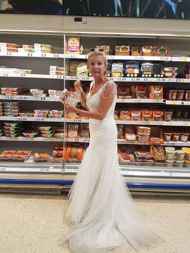 הסבתא שמתכננת ללבוש את שמלת הכלה שלה במשך שנה 6