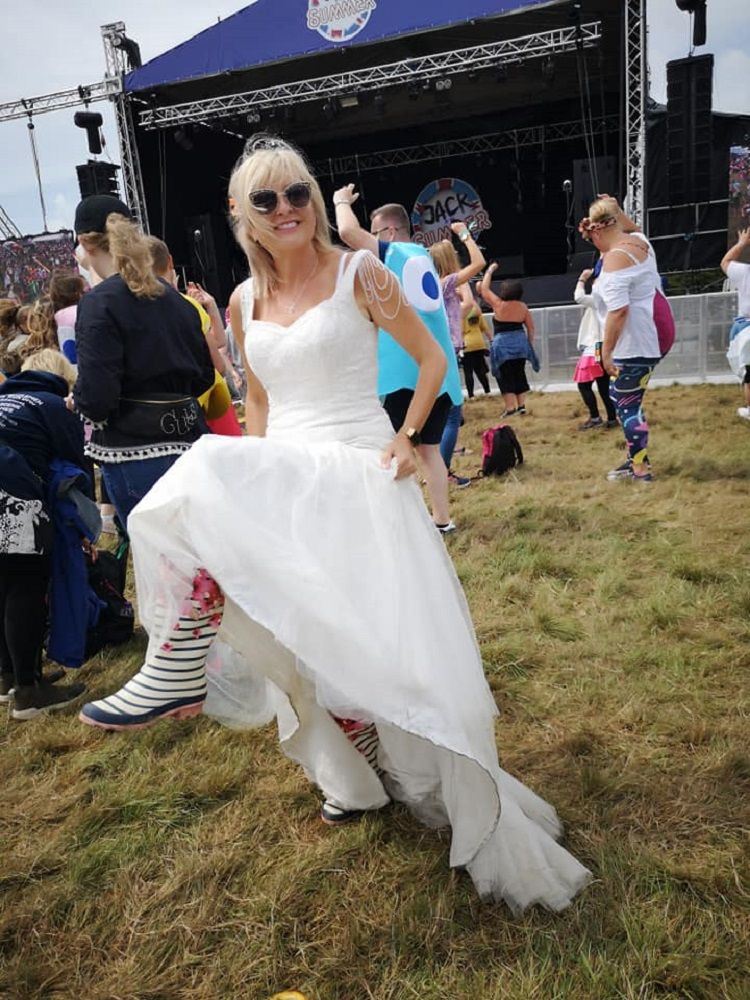 הסבתא שמתכננת ללבוש את שמלת הכלה שלה במשך שנה 2