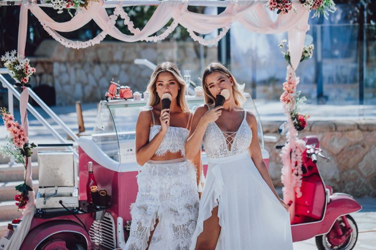 White Oasis: הפקת קיץ לוהטת עם התאומות נוי והדר 15