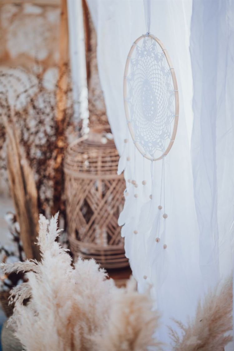 White Oasis: הפקת קיץ לוהטת עם התאומות נוי והדר 21