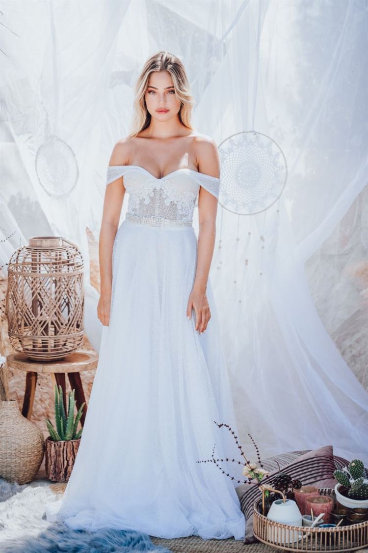 White Oasis: הפקת קיץ לוהטת עם התאומות נוי והדר 17