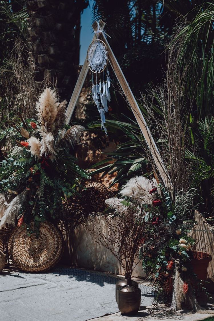 White Oasis: הפקת קיץ לוהטת עם התאומות נוי והדר 9