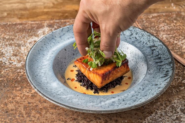 מנת סלמון בנוסח תאילנדי (צילום: יח