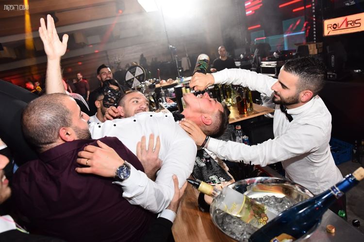 והם חיו באושר ובכושר: מארגז החול בגן אל החופה 18