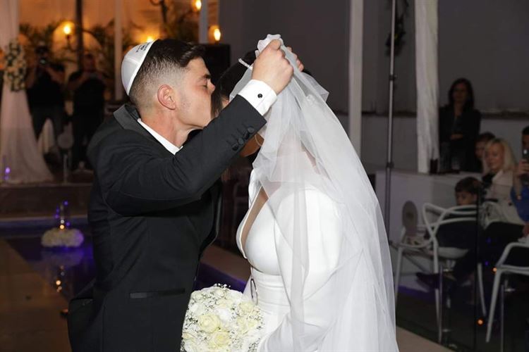 והם חיו באושר ובכושר: מארגז החול בגן אל החופה 13