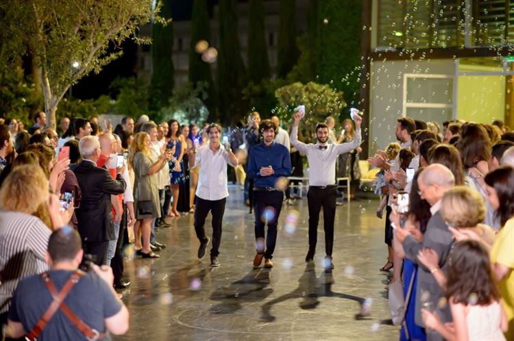 כתבה לו שהיא מאוהבת בו, והשאירה את הפתק  על שמשת רכבו 13