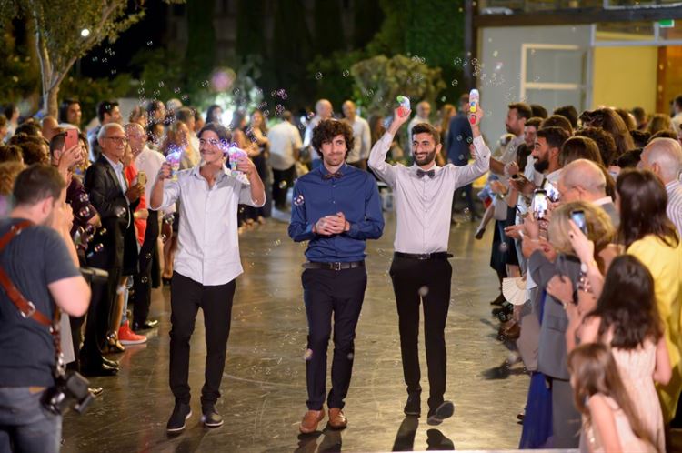 כתבה לו שהיא מאוהבת בו, והשאירה את הפתק  על שמשת רכבו 14