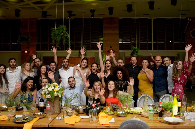 כתבה לו שהיא מאוהבת בו, והשאירה את הפתק  על שמשת רכבו 16