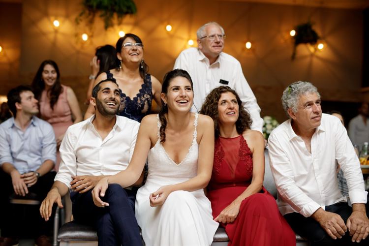 כתבה לו שהיא מאוהבת בו, והשאירה את הפתק  על שמשת רכבו 17