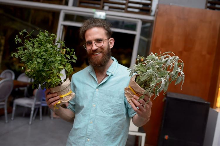 כתבה לו שהיא מאוהבת בו, והשאירה את הפתק  על שמשת רכבו 22