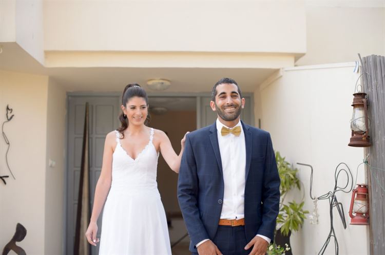 כתבה לו שהיא מאוהבת בו, והשאירה את הפתק  על שמשת רכבו 10