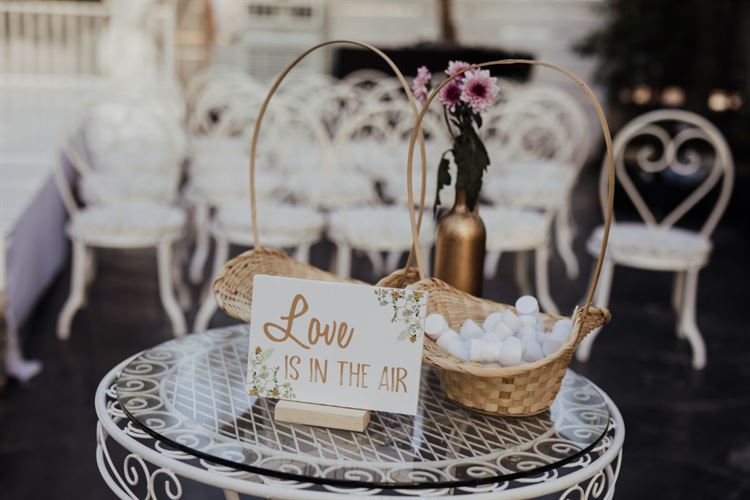 כתבה לו שהיא מאוהבת בו, והשאירה את הפתק  על שמשת רכבו 25