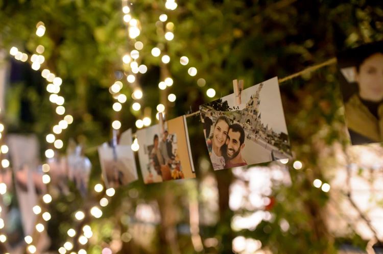 כתבה לו שהיא מאוהבת בו, והשאירה את הפתק  על שמשת רכבו 28