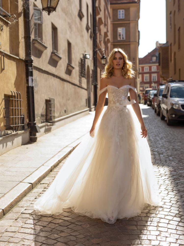 למה הכלות הבריטיות מתאהבות באופנת הכלות הישראלית? 5