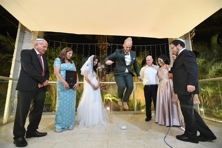 הטבעת שלא הייתה: המתיחה שהכניסה אותה לפאניקה 15