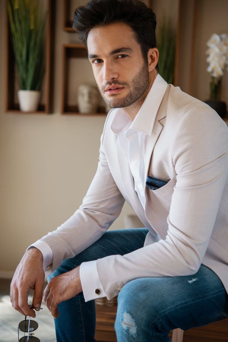 חצי פורמלי: מכופתרת, בלייזר מחוייט וג'ינס (צילום: שי פרנקו)