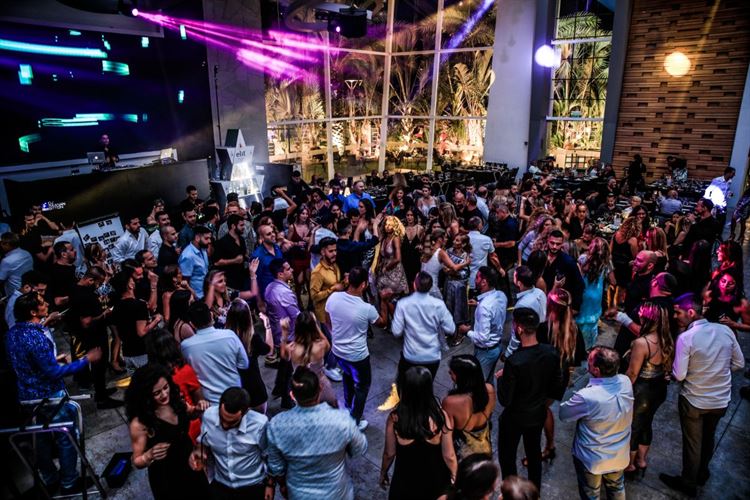 קרנבל צבעוני: תמונות החתונה של הזוג הכי מדליק בשטח 28