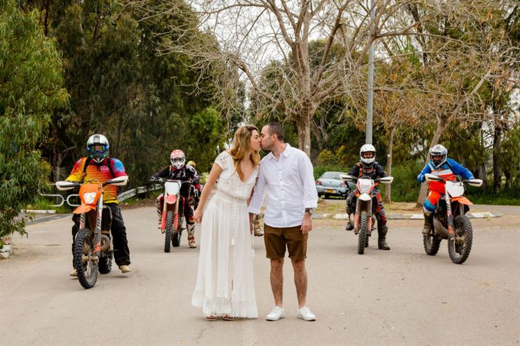 קרנבל צבעוני: תמונות החתונה של הזוג הכי מדליק בשטח 5