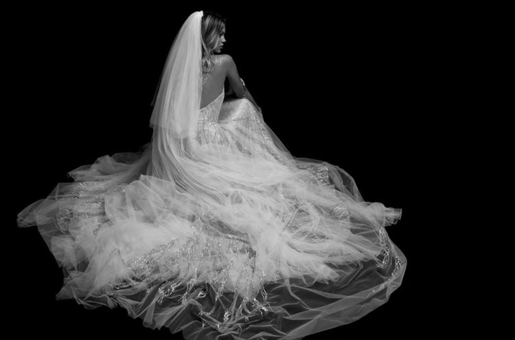 White friday: סיילים חסרי תקדים על שמלות כלה 17