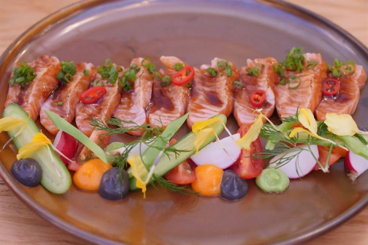 סלמון נא עם ירוקים (צילום: אריק קרמינסקי)