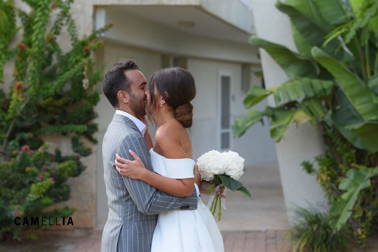 כמו בריזורט: חופה בשקיעה ועיצוב טרופי מדויק 5