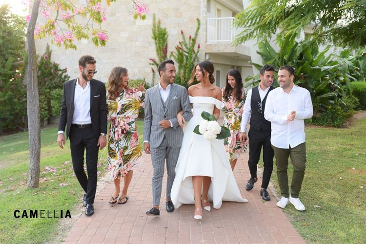 כמו בריזורט: חופה בשקיעה ועיצוב טרופי מדויק 6