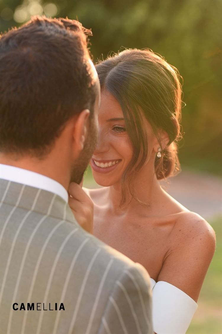 כמו בריזורט: חופה בשקיעה ועיצוב טרופי מדויק 8