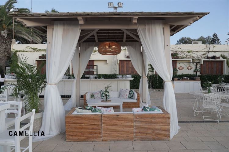 כמו בריזורט: חופה בשקיעה ועיצוב טרופי מדויק 13