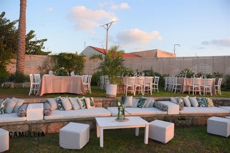 כמו בריזורט: חופה בשקיעה ועיצוב טרופי מדויק 12