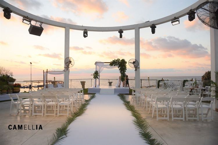 כמו בריזורט: חופה בשקיעה ועיצוב טרופי מדויק 14