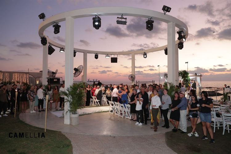 כמו בריזורט: חופה בשקיעה ועיצוב טרופי מדויק 15