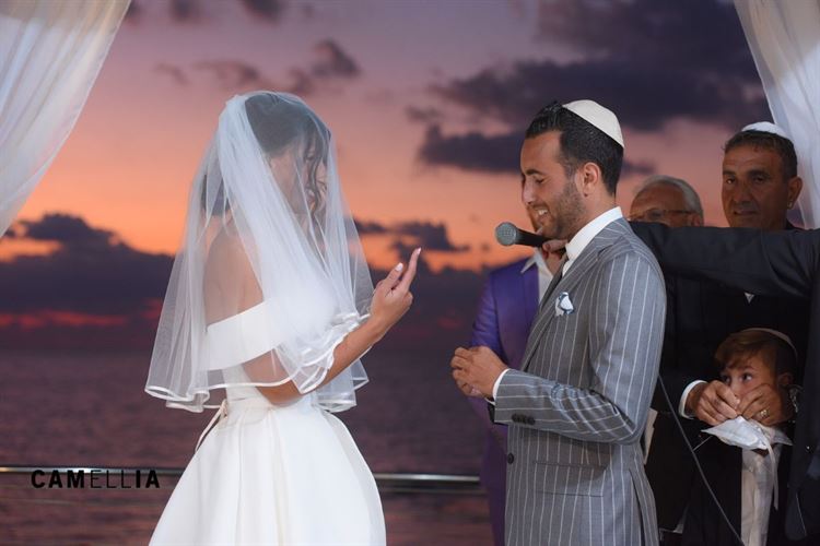 כמו בריזורט: חופה בשקיעה ועיצוב טרופי מדויק 2