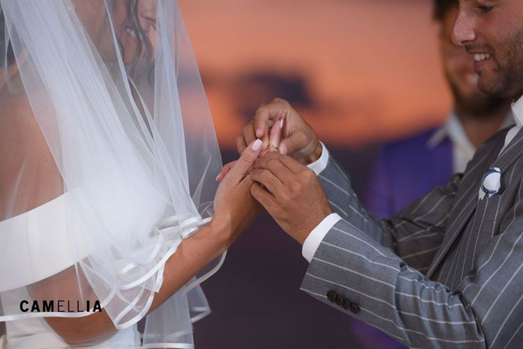 כמו בריזורט: חופה בשקיעה ועיצוב טרופי מדויק 16