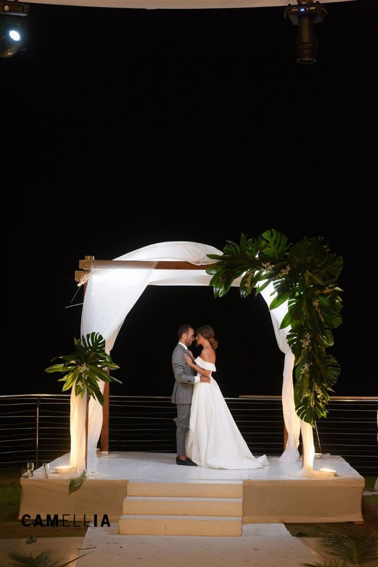 כמו בריזורט: חופה בשקיעה ועיצוב טרופי מדויק 17