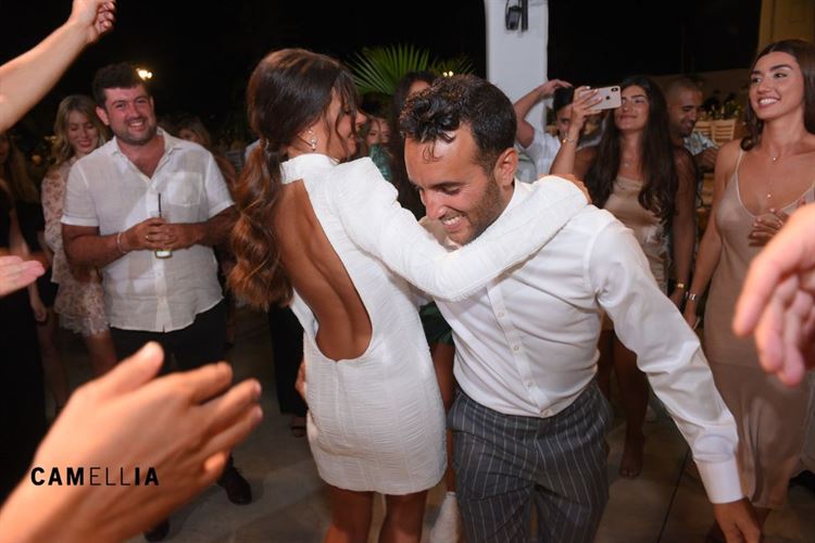 כמו בריזורט: חופה בשקיעה ועיצוב טרופי מדויק 20