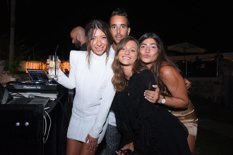 כמו בריזורט: חופה בשקיעה ועיצוב טרופי מדויק 21