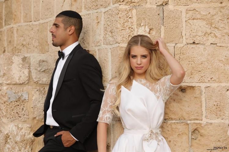 הלוק הראשון של שירה: שמלה עוצרת נשימה עם אלמנט 