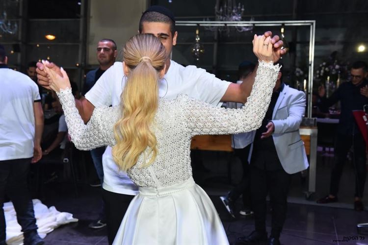 כל הדיטלייז. שמלה שלישית בעיצובו של דרור קונטנטו (צילום: גל הפקות) 