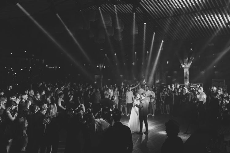 מתוך אלבום החתונה של רוני רובינפלד ורן אלבז (צילום: לבנה צלמים)