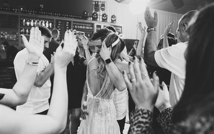 מתוך אלבום החתונה של רוני רובינפלד ורן אלבז (צילום: לבנה צלמים)