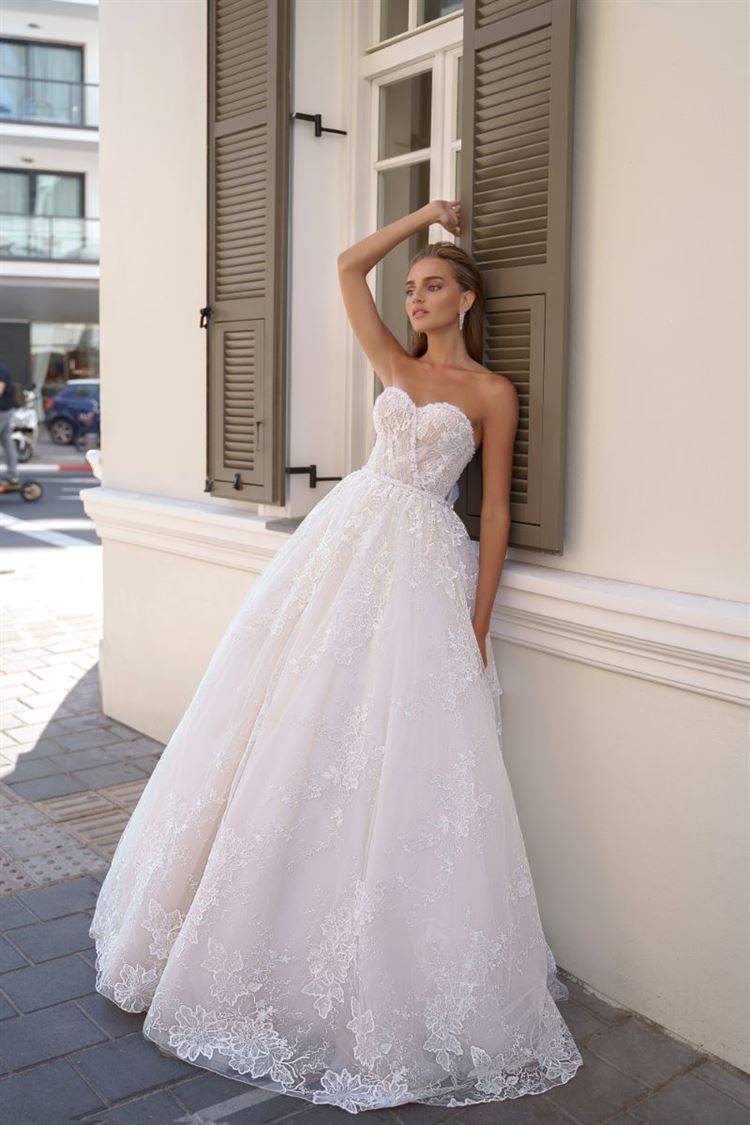 סיפורי נסיכות: הקולקציה שהיפנטה את עולם האופנה הלבנה 7