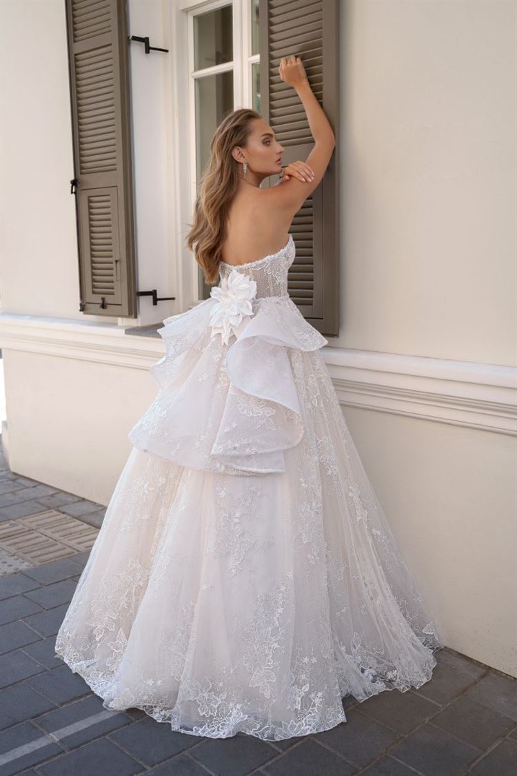 סיפורי נסיכות: הקולקציה שהיפנטה את עולם האופנה הלבנה 3