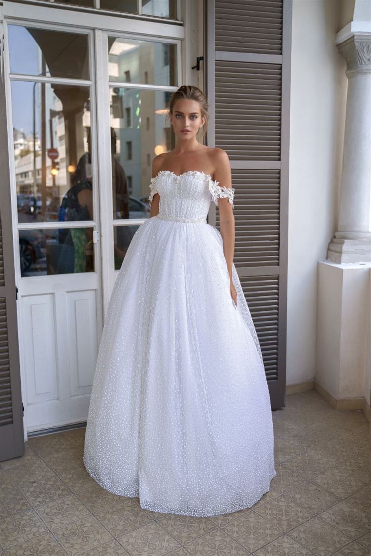 סיפורי נסיכות: הקולקציה שהיפנטה את עולם האופנה הלבנה 13