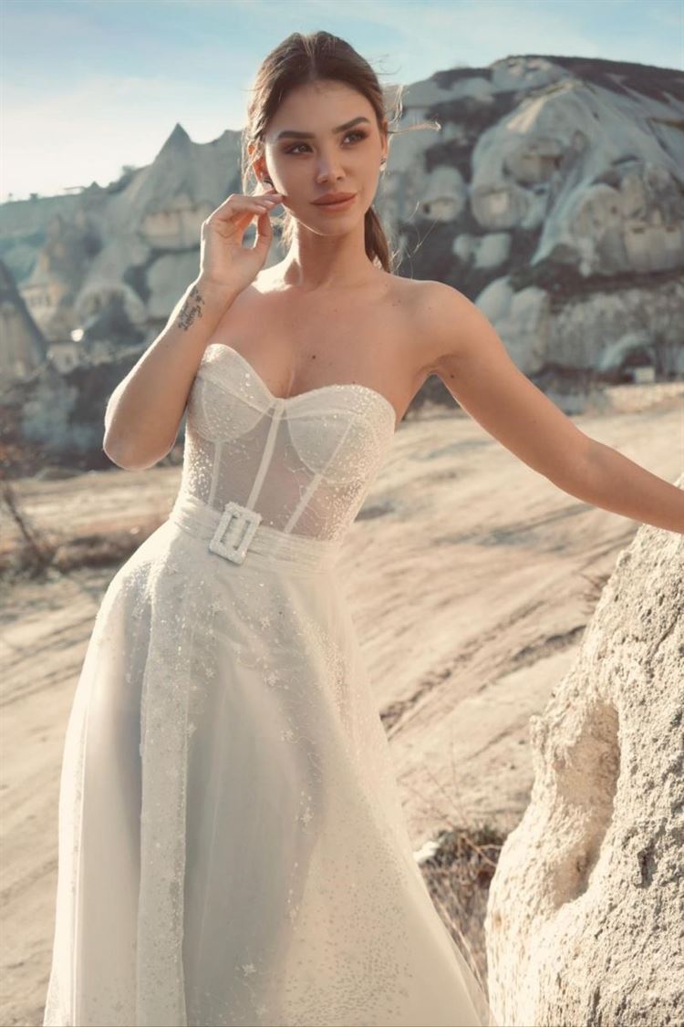 בזמן שנרטבתם: רוסלנה רודינה עולה על שמלת כלה 2