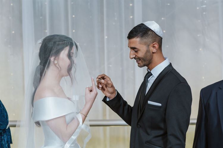 מה שאהבה יכולה לעשות: תחנת הדלק שכמעט עלתה בלהבות 13